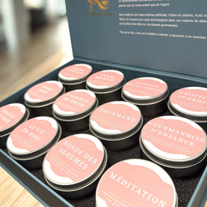 Coffret ouvert avec 12 boîtes d’infusions artisanales aux saveurs variées